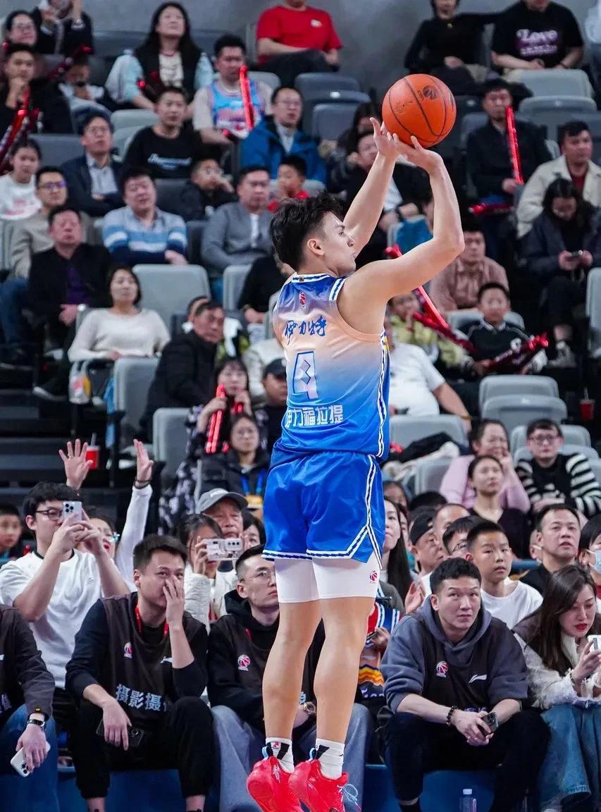 新疆男篮的伊福绝对是未来可期，他有成为球队下一任队长的潜质，颇具气质、个性与追求