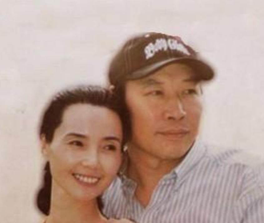 有一次，魏积安家来很多农村亲戚，一住好几天，妻子董贞琼表面热情招待，端茶倒水，可