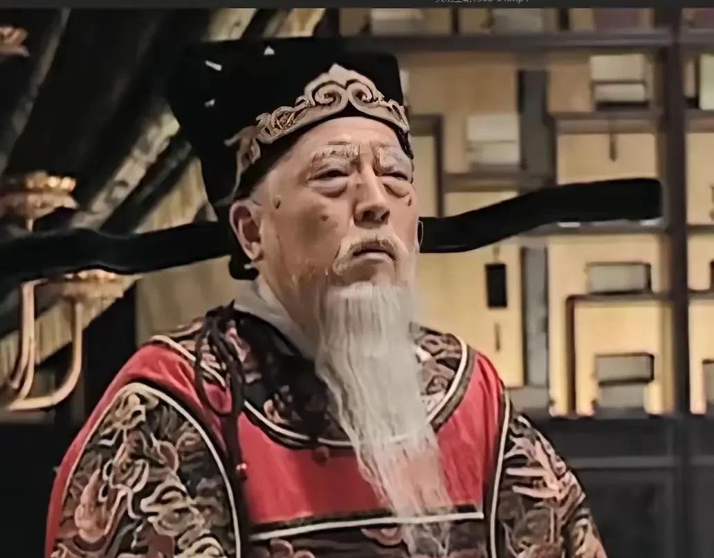 1565年，85岁的严嵩被抄家，儿子严世蕃被处斩。严嵩跪在徐阶面前哀求：“能否留