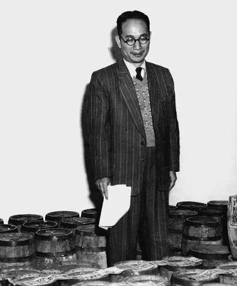 1949年，从大陆转运至台湾的黄金达386万两，这些黄金以木桶装载。李敖直言不讳