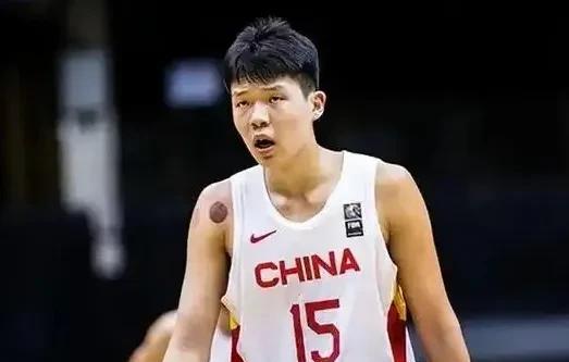 球迷欢呼！根据此前报道，杨瀚森在结束夏季联赛的比赛后，于今天返回国内，准备与国家