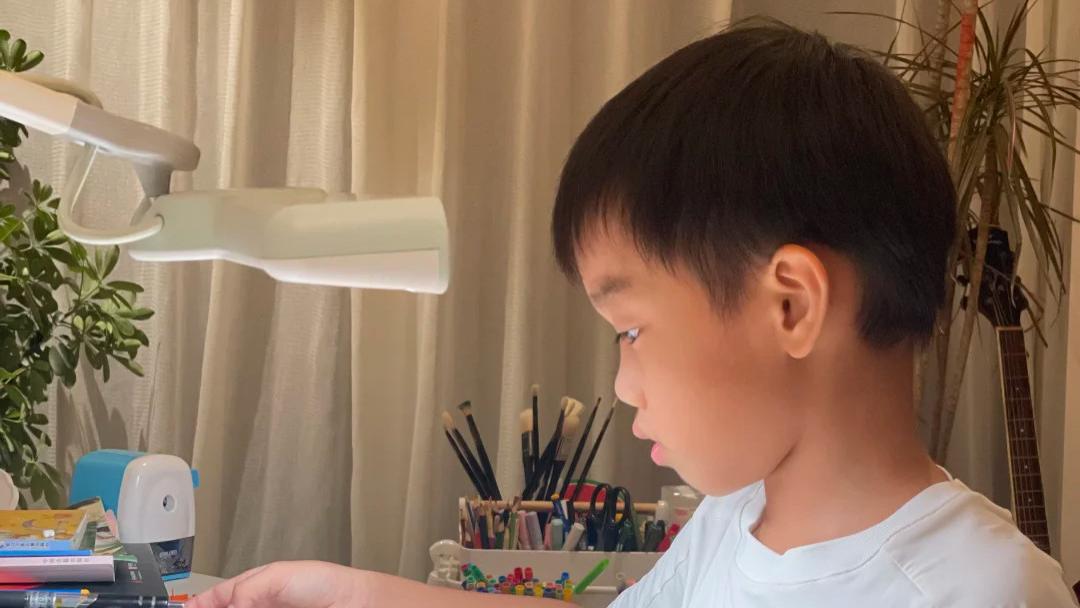 孩子写字慢，可多档调光的护眼台灯会不会更实用？看完这份儿童护眼台灯排行榜推荐就懂了！