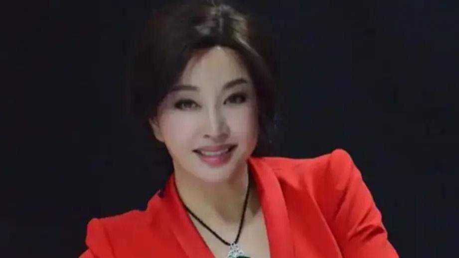 74岁刘晓庆闪耀戛纳，翡翠华光诠释东方气韵