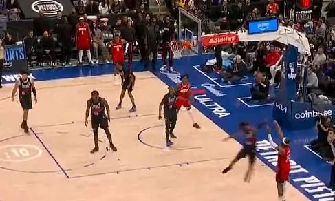 火箭VS活塞比赛中，要夸一夸奥科吉，把活塞核心CC锁得死死的
防守锁死CC，换防