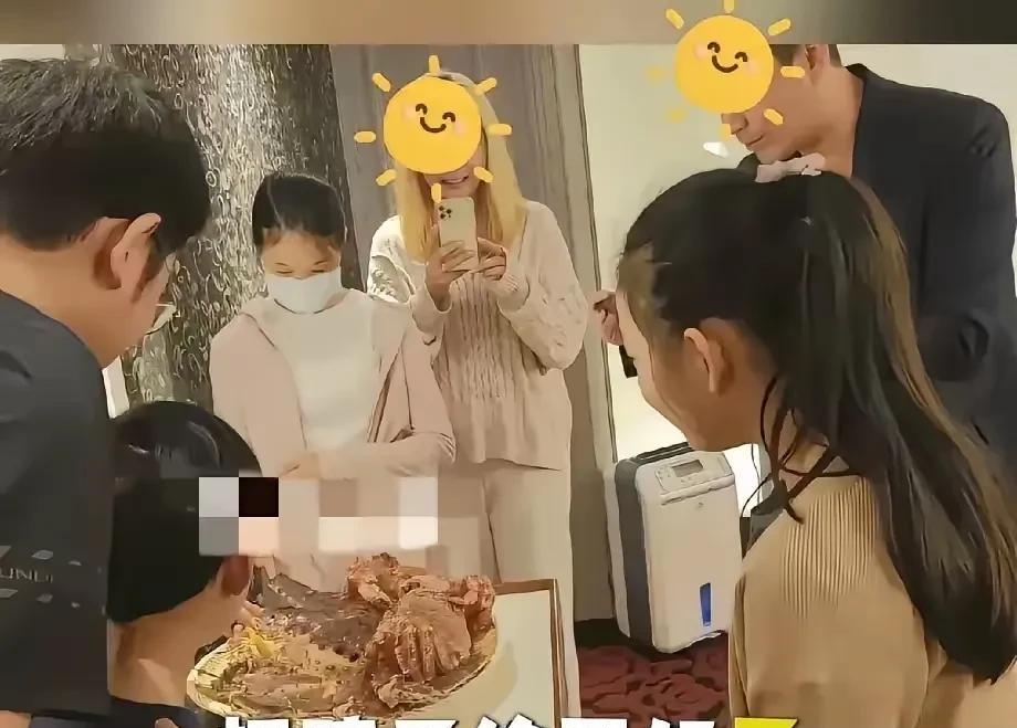 发现了没
汪小菲现在真像个窜地猴
今天还在北京开大会
陪着马筱梅吃涮羊肉
招待湾