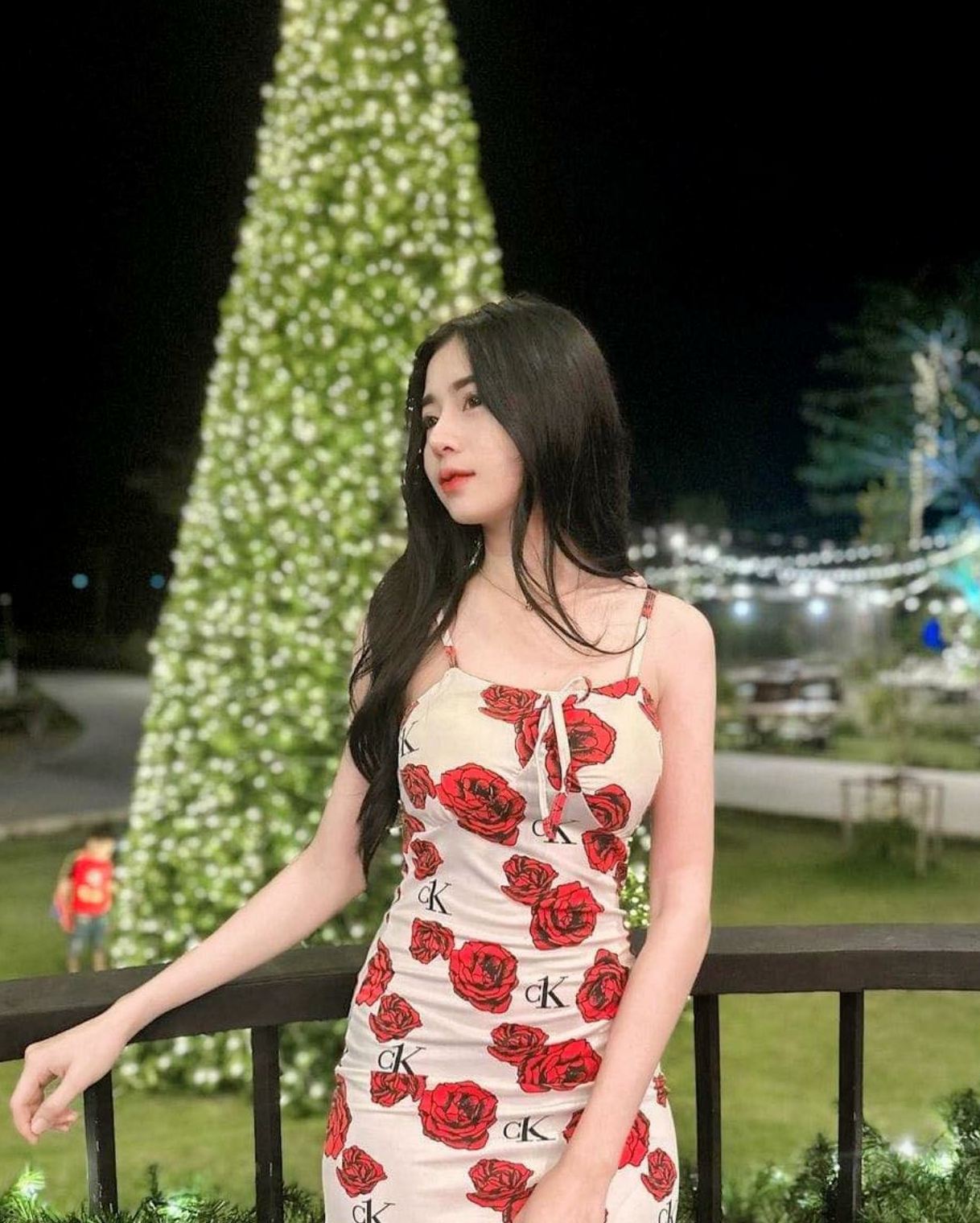 媳妇去参展，被起哄和女搭档喝交杯酒。