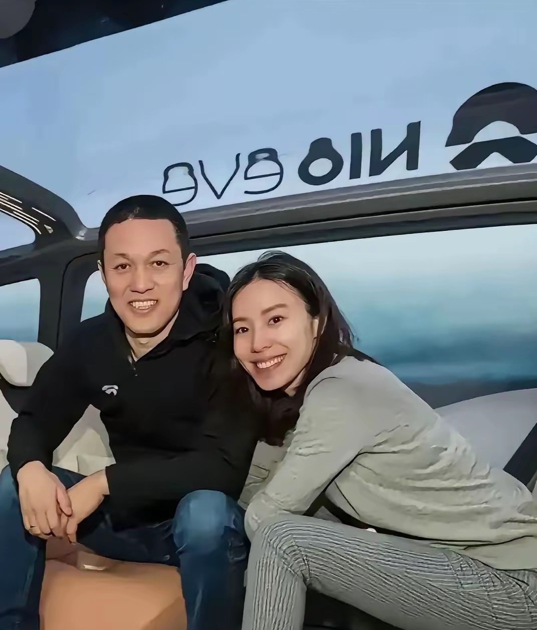 李斌以远见与坚持，带领蔚来成行业翘楚。其背后贤妻王奕芝，曾是央视主播，有颜有才。