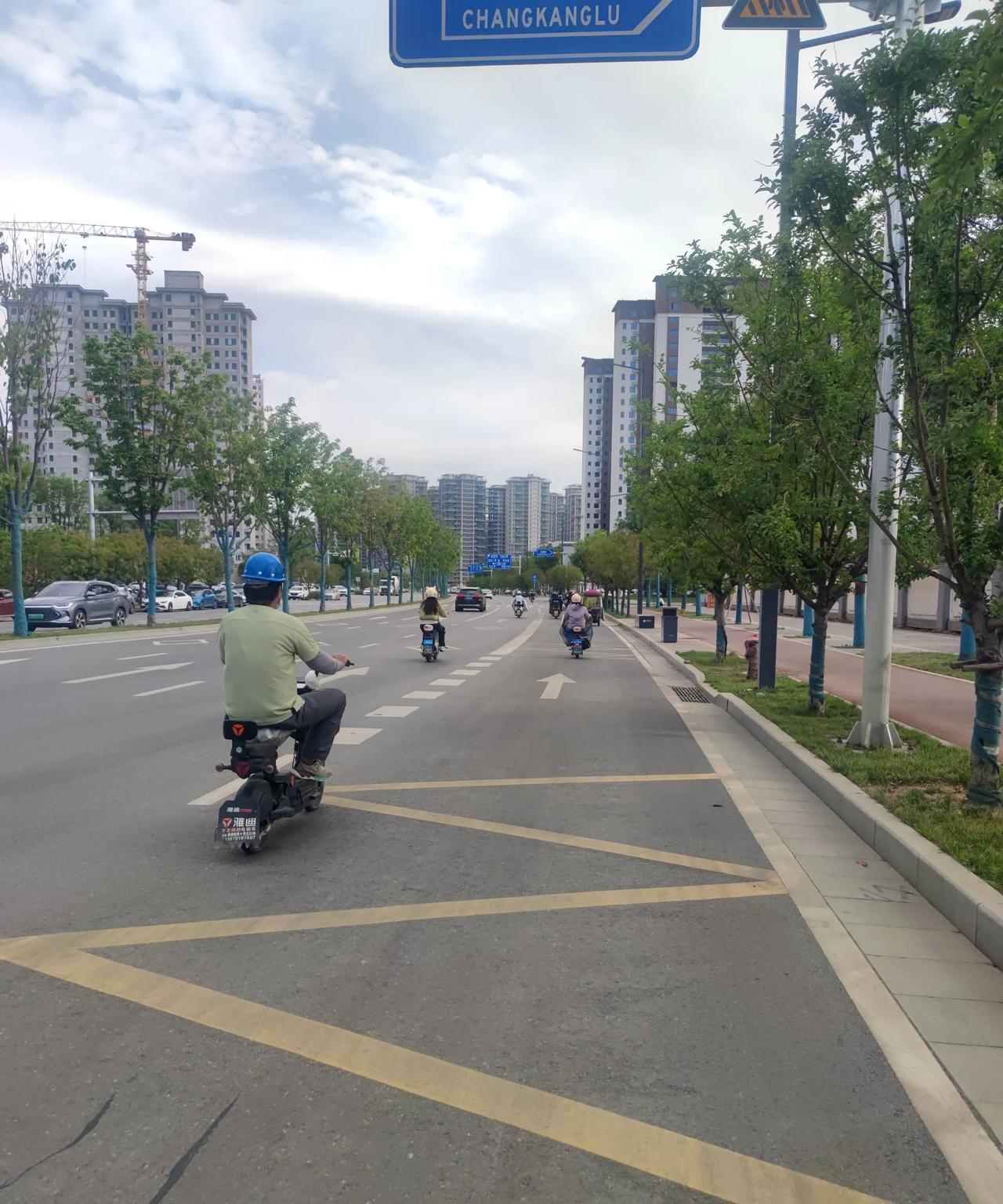 #分享一张最满意的实况照片#虽然我自己也骑电动车上下班，但我支持西安对电动车的管
