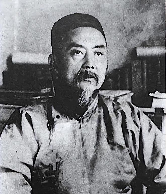 1871年德国列车上，辜鸿铭反手持报，两位德国青年讥讽其“不懂装懂”。



这