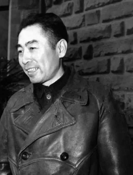 1940年，周恩来右臂痊愈了，临行前，斯大林却急忙从克里姆林宫赶过来，对周总理说