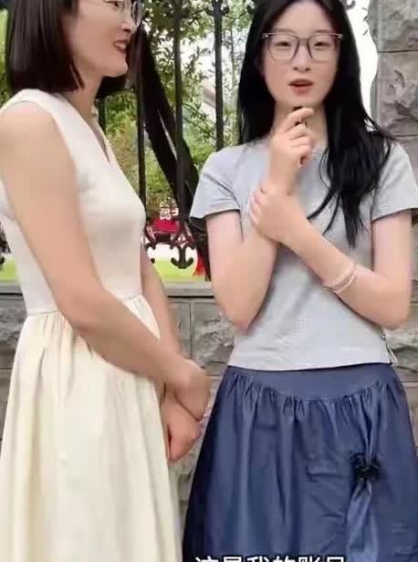 这对母女可消停了，女孩考了288分后马上开了2个账号拉粉，账号名就叫，我就是那个