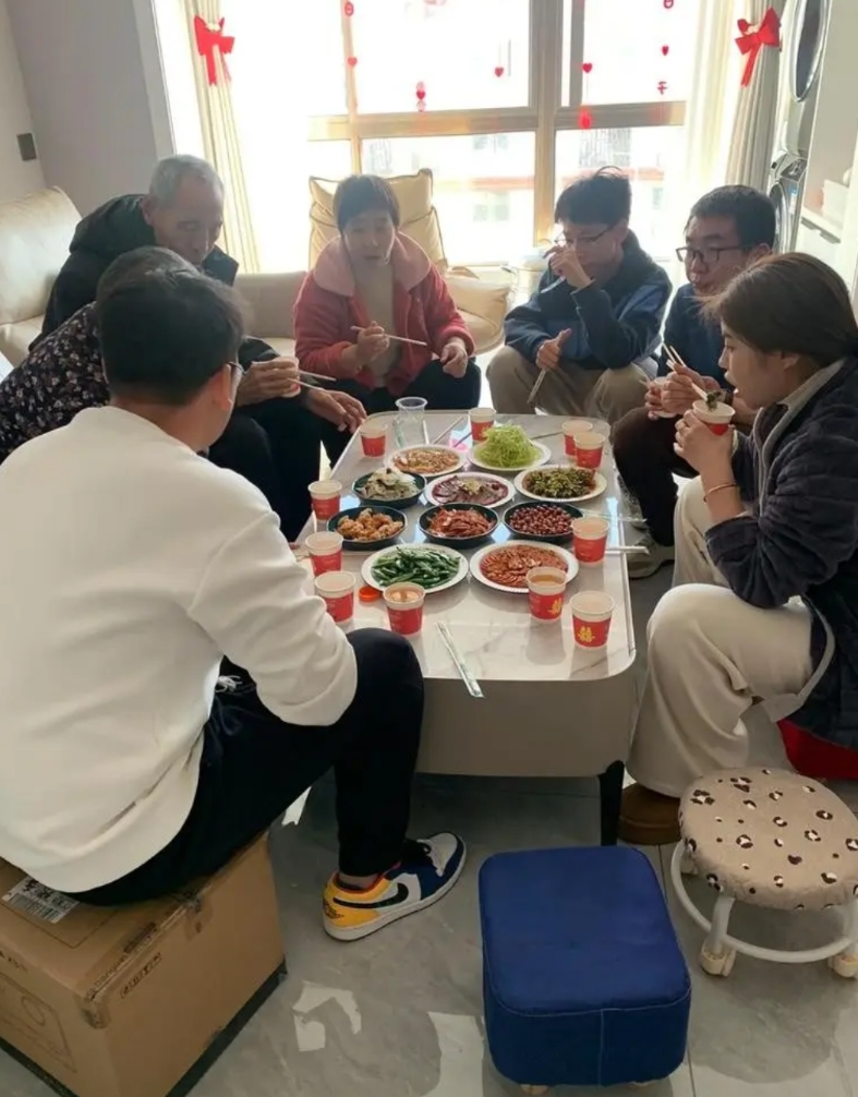新婚第5天，女子去婆家吃饭，丈夫使唤女子拿饮料，女子不愿去，竟被扇了一巴掌。女子