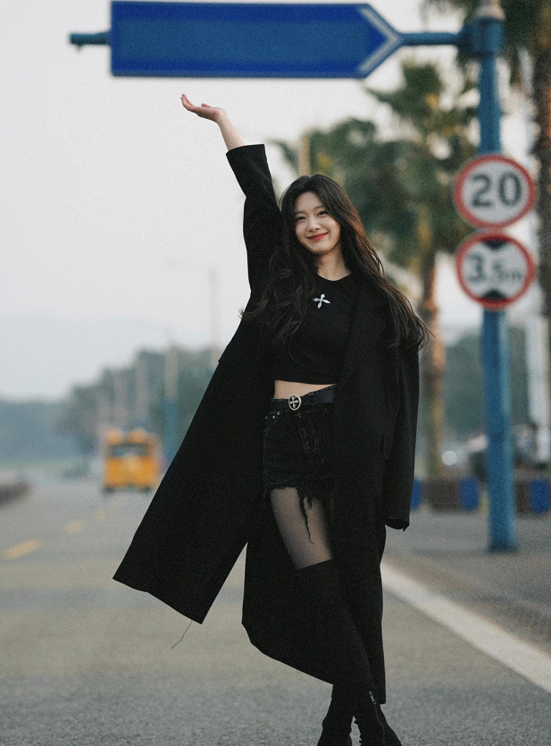 王子璇全黑造型，她未来的发展应该很不错！