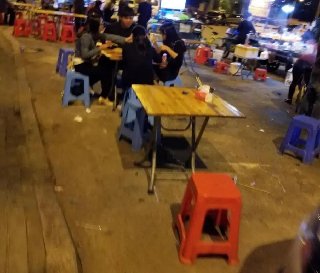 现在的路边摊简直成了暴利行业，都想通过，出摊卖小吃暴富吗？
许久不去路边夜市逛逛
