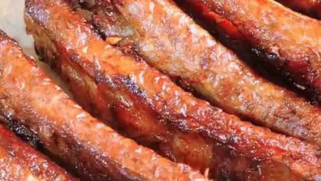秘制蒜香烤排骨：外焦里嫩的家传美味