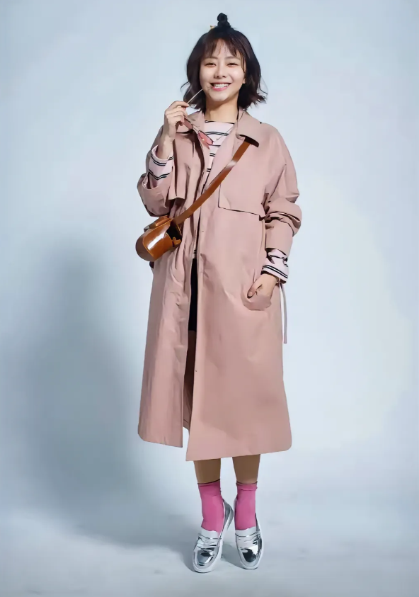 谭松韵，162cm，脚上的粉色袜子太美了！