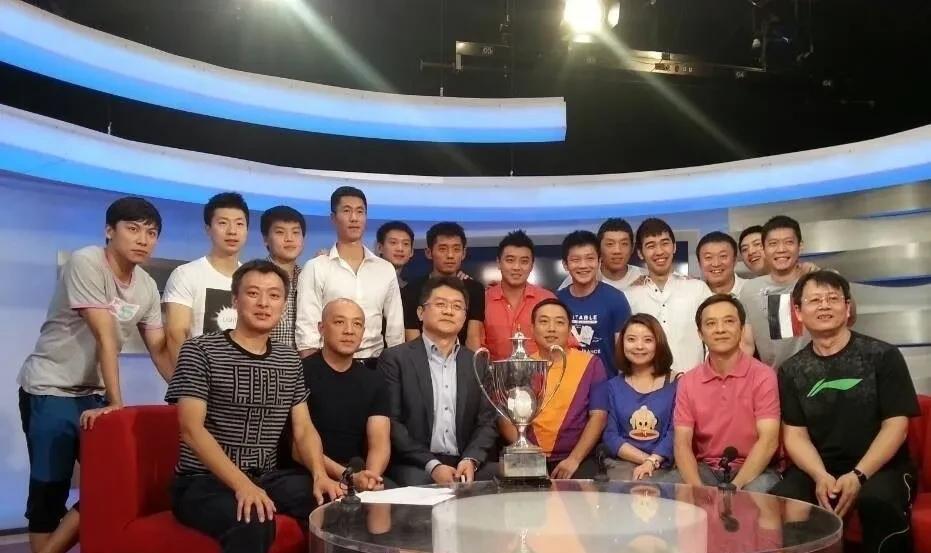 这是国乒男队早年间世乒赛归来的一张珍贵合影照。
当时的国乒男队可谓兵强马壮，无坚