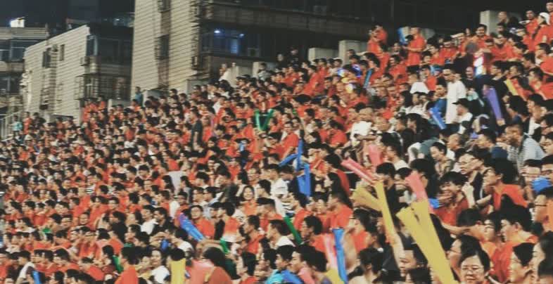 苏超这一步踩空了。

上周赛事缺席，球迷等得发闷。习惯节奏突然中断，失望蔓延