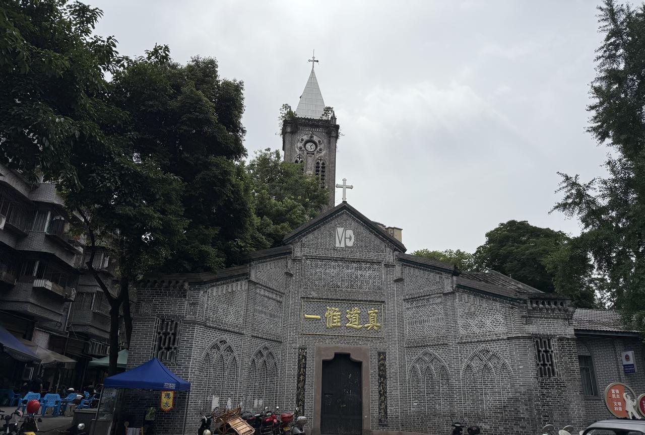 荣昌天主堂可惜没开放，建筑和雕刻挺精美的，旁边是一个很大的露天茶摊，荣昌人蛮休闲