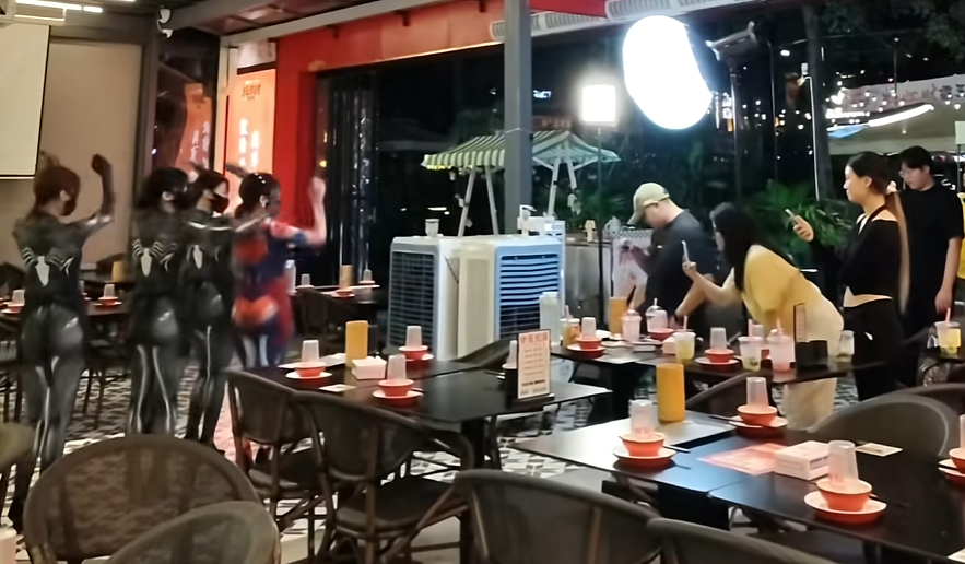 拍摄拍到凌晨三点半我和闺蜜就看到三点半也没看到摘下口罩
