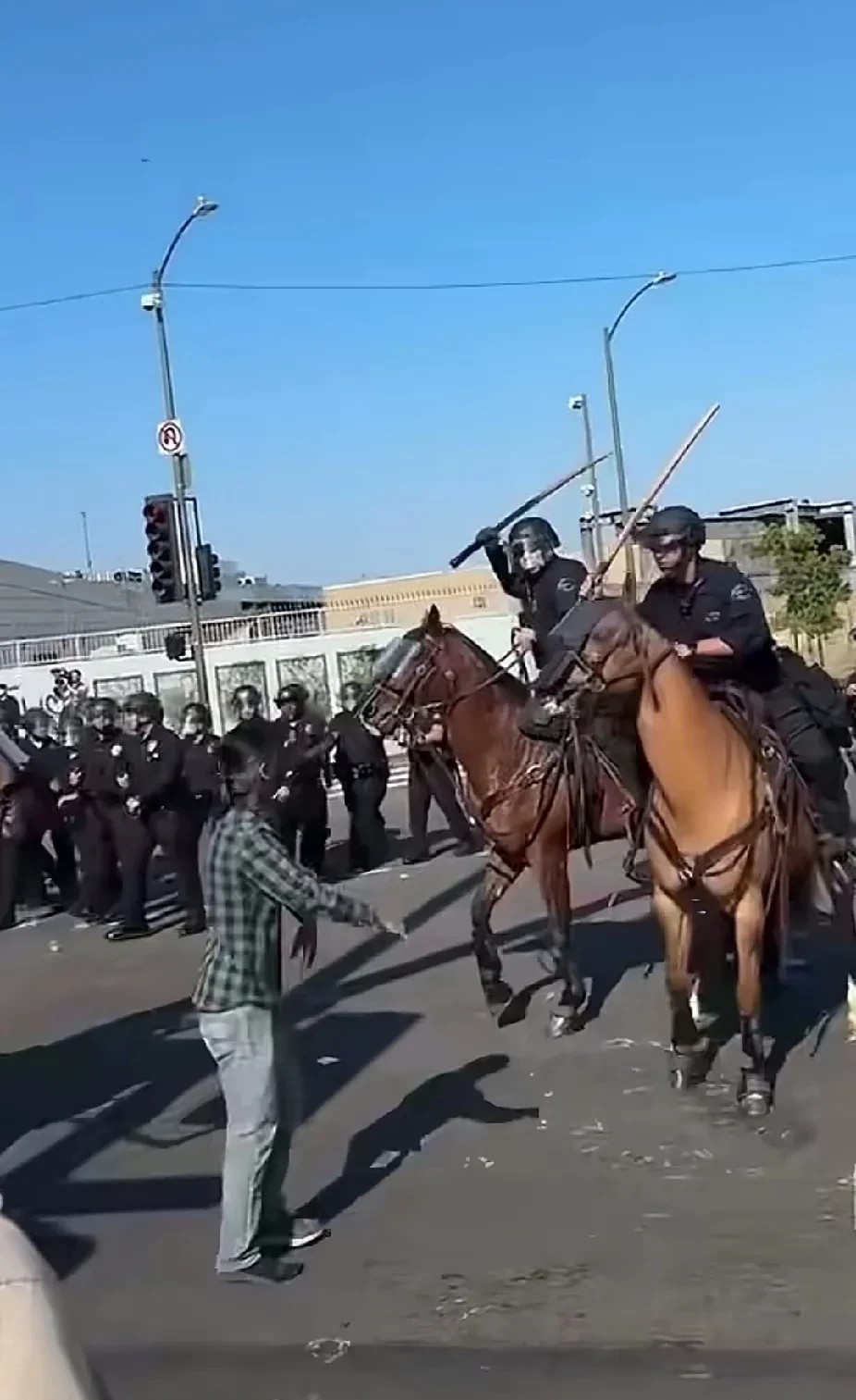 加州的动荡，揭开了美国最后一块遮羞布，警察骑马当街殴打民众，这就是他们口中的自由