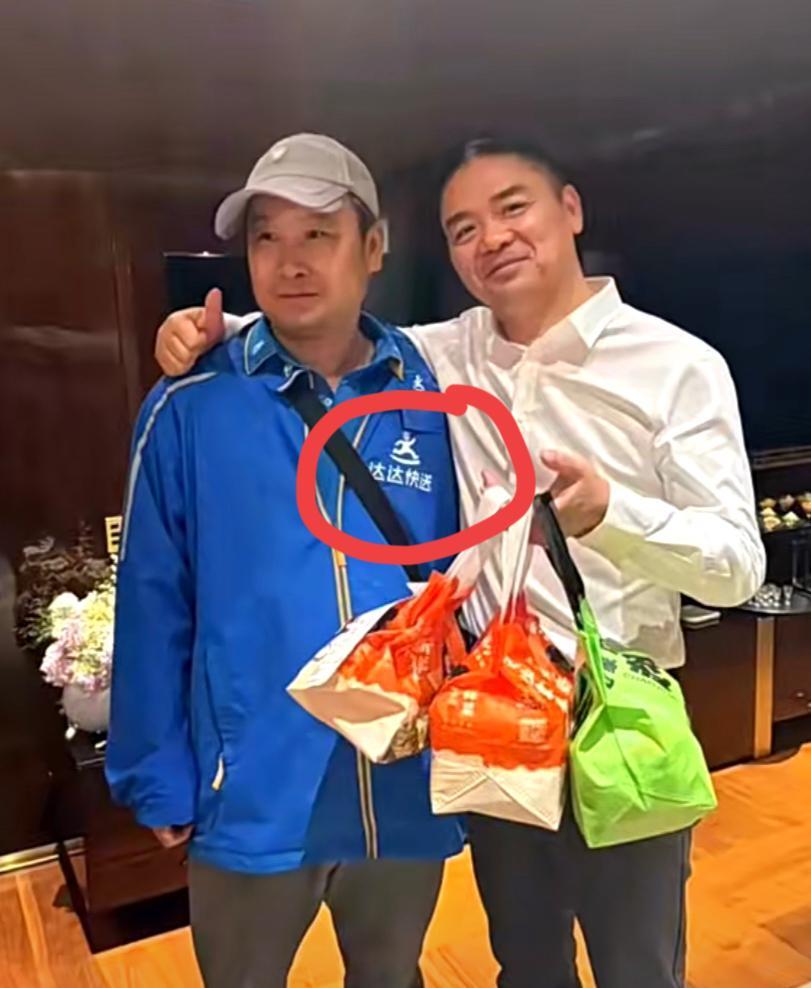 有人说，刘强东脑子有问题吧？明明只是一个外卖小哥，硬是非要给人塞1000元小费，