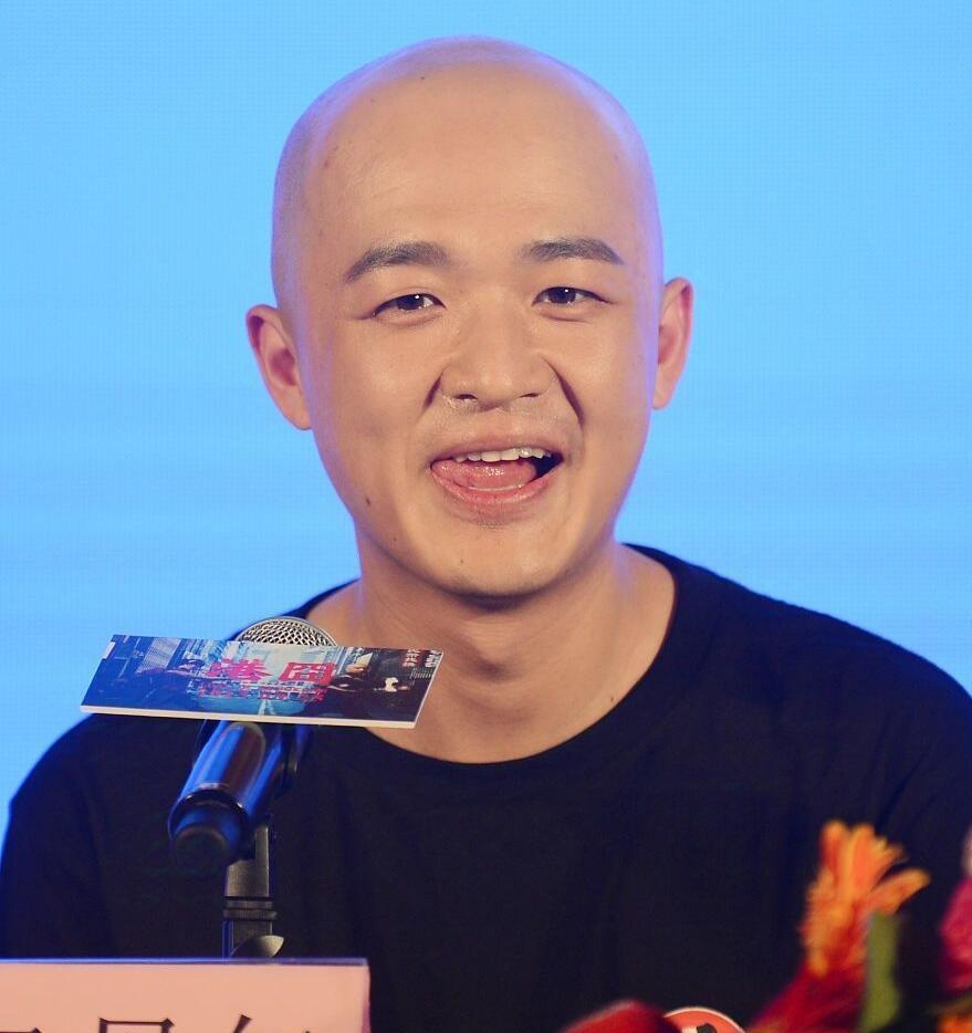 今天全网最想哭的男人，
应该是光头演员包贝尔吧！
一个好消息，一个坏消息。好消息