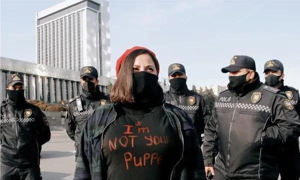 乌尔维娅·阿里拿出手机，匆忙写了一封信，声称自己是无辜的。她还没有被指控犯罪，但