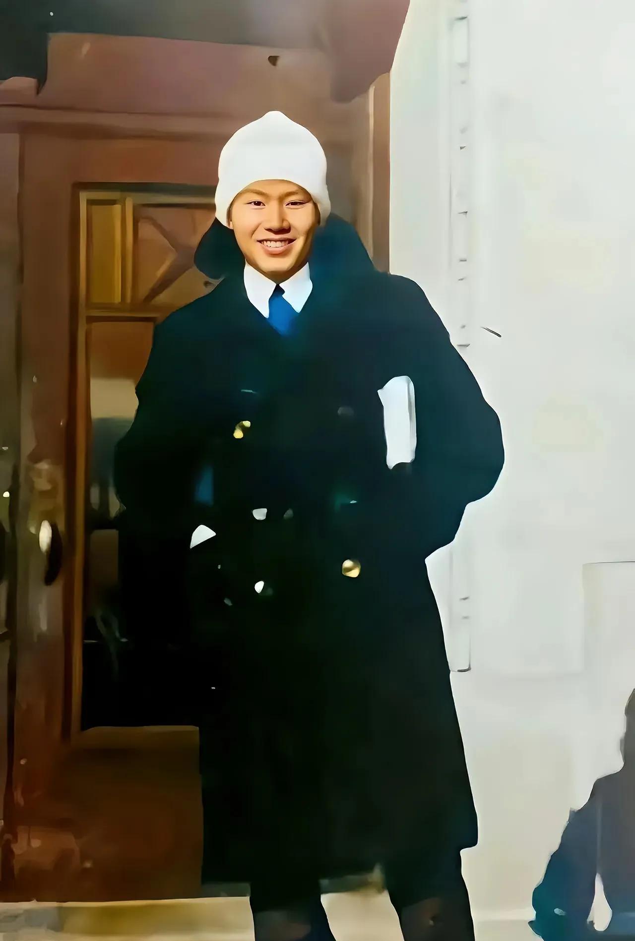 不葬大陆，棺不入土！
这位英俊少年，毕业于美国弗吉尼亚军校。这段历史，成为他可能