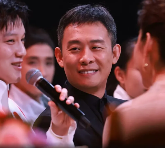 看这张照片张译满眼都是对小胖的许可欣赏，就像是老父亲看儿子的喜爱，眼睛里对小胖的