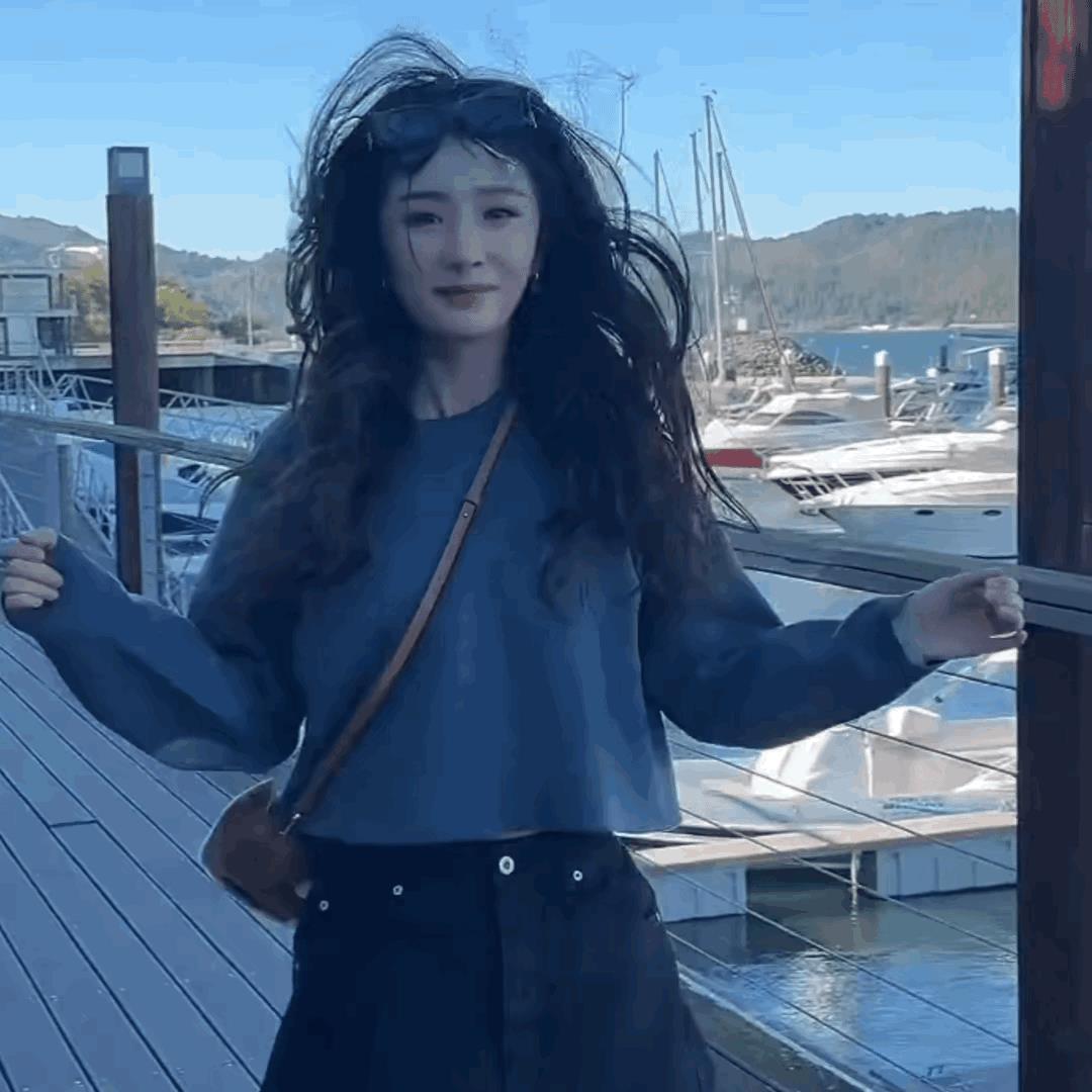 快奔四的杨幂，还能这样像少女一样蹦蹦哒哒的，看来保持一个好心态，才会有一个好心情