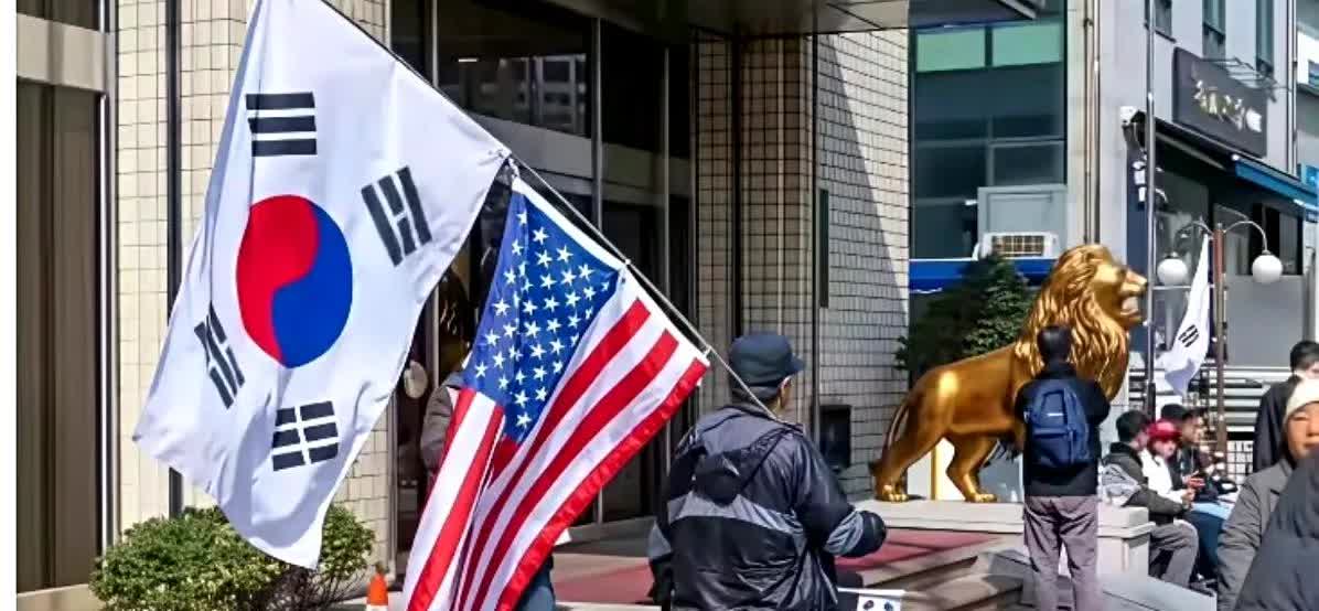 差点没被这个韩国网民给笑死。

一个韩国网民问：首尔正在举行反华大游行，为什