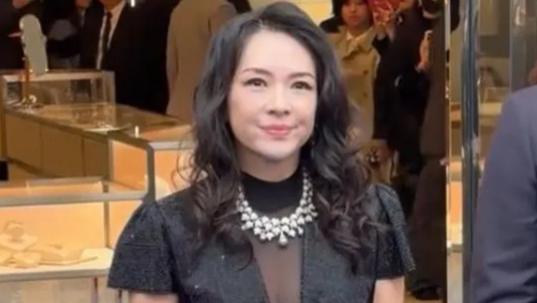 46岁章子怡现身成都，离开美颜滤镜，真实状态曝光，膝盖尤为吸睛