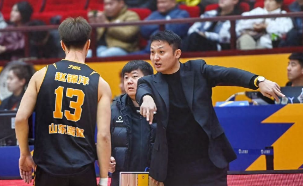 12月29日晚，山东蜜獾男篮坐镇山东省体育中心体育馆，迎来了2025—2026赛