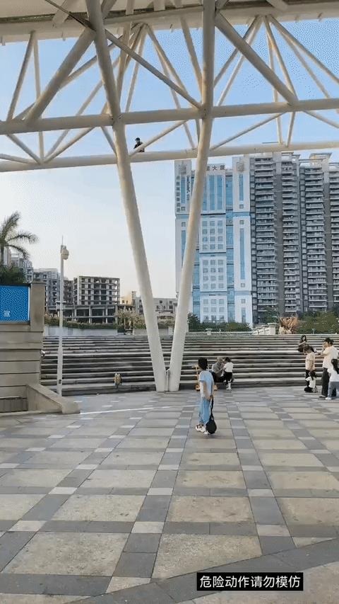 网友吐槽：“我的天哪！这小孩都没大人管的，爬那么高，广场的人都围观过来了，也没见