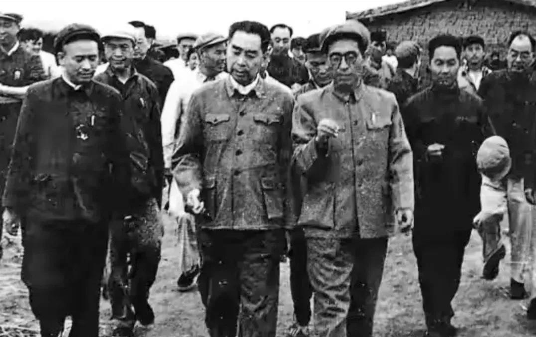 1966年，周总理在基层视察，与人民在一起，亲切交谈，嘘寒问暖，合影留念，永恒的