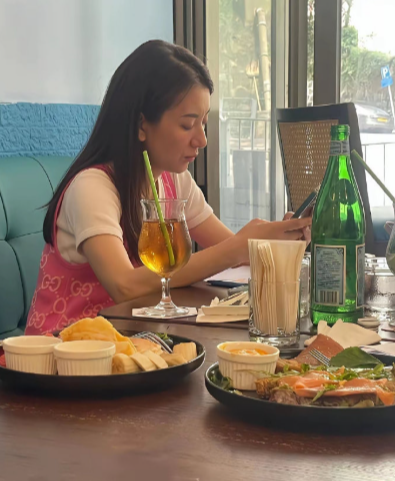 天啊…方媛现实中就长这样啊… ​​​