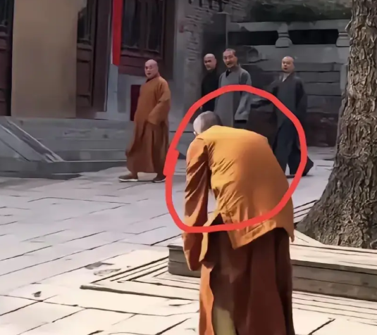 一位都驼背的老僧给释永信行跪拜之礼，他却视而不见听而不闻，后面跟着的3个僧人也是