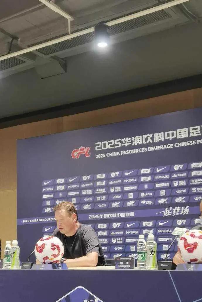 工体沦陷，5万人突然安静！
原来榜首是借来的，真主人一按喇叭就得还。
申花开场就