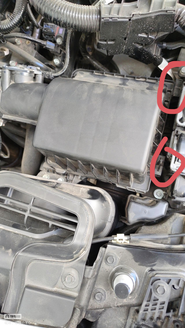十一代思域空气滤芯好难换
你们都是怎么自己换空气滤芯，左边的两个金属卡扣开了，一