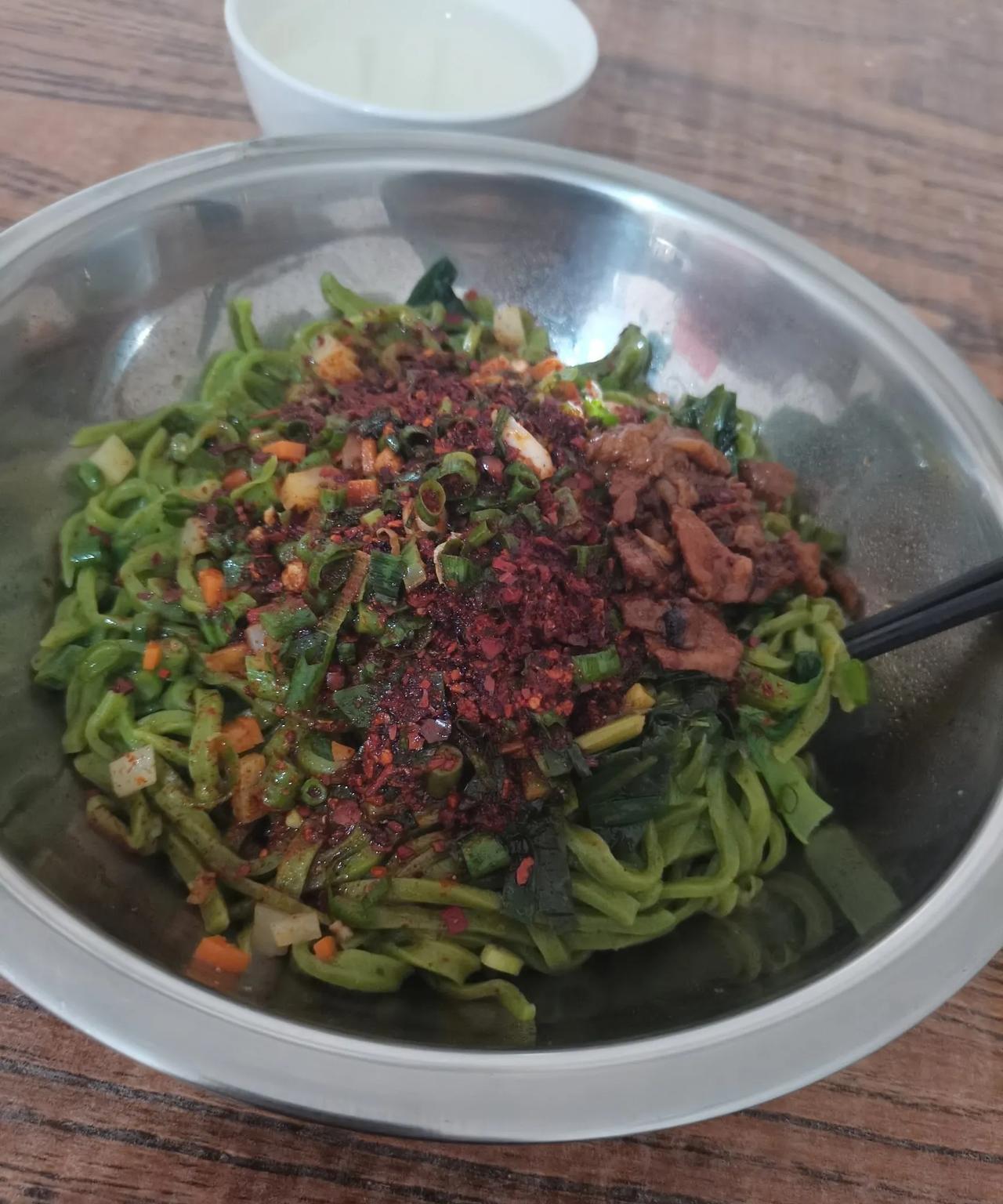 #你更喜欢河南面食还是陕西面食# 陕西面食最具代表性的是油泼面，而油泼面又分了好