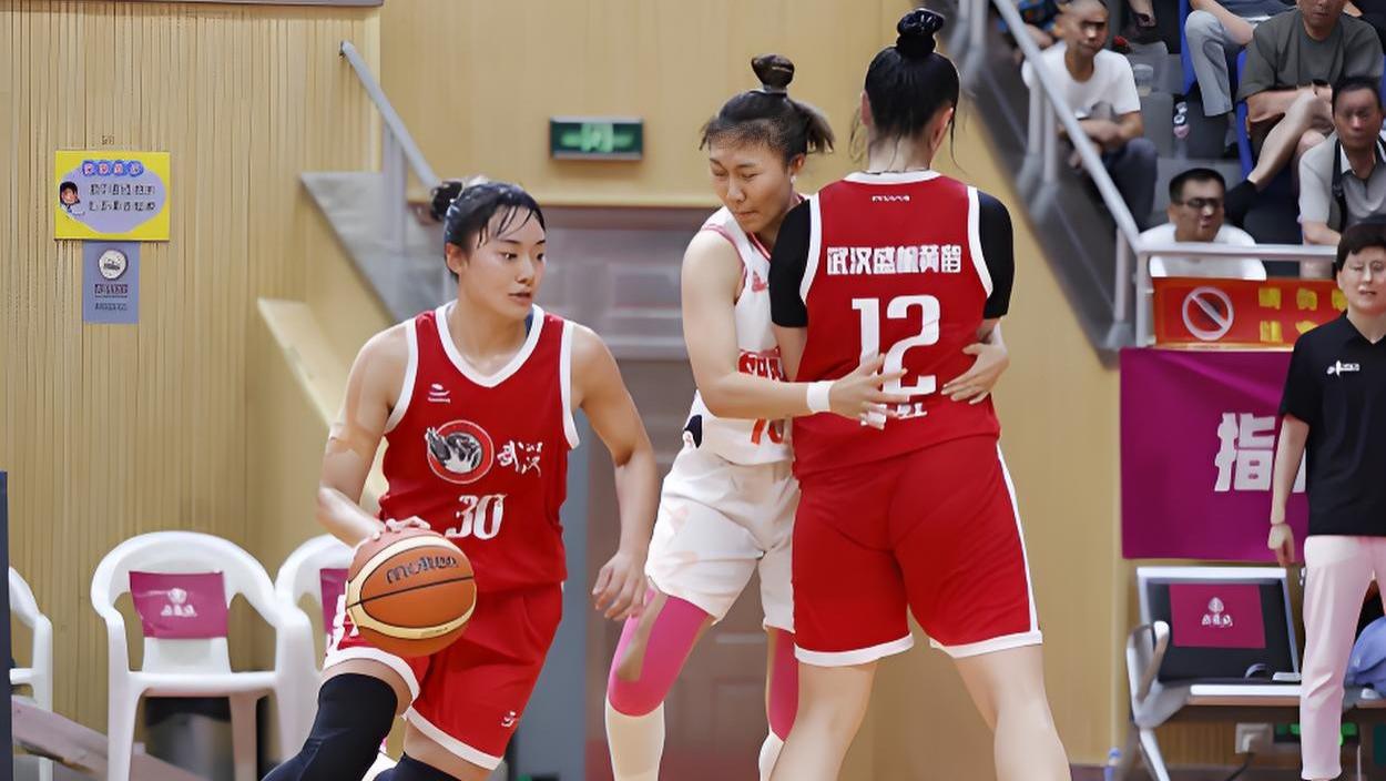 青年军的胜利！武汉盛帆女篮“爆冷”折射中国女篮整体水平的尴尬