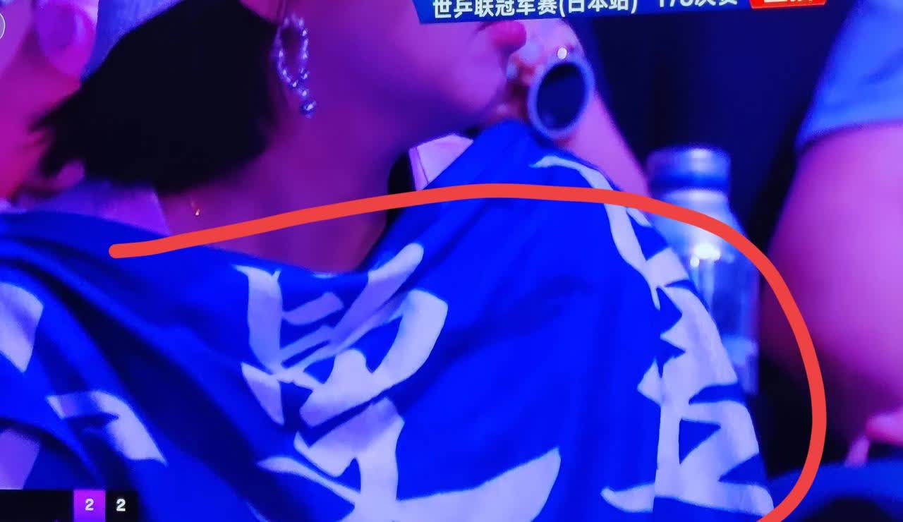 奇怪的现象又出现了！
陈熠和王曼昱这场比赛，我全程看了转播，我发现全场都在为王