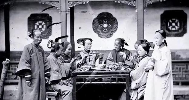 1904年，通房丫李氏，站着侍奉丈夫与正妻长达33年，她正在盛饭，谁知管家突然冲
