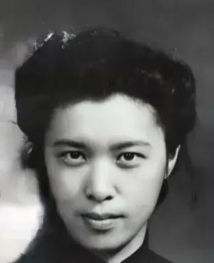 看了许多回忆性的文章，对乔冠华的前妻、新中国第一代女外交家龚澎给予了很高的评价，