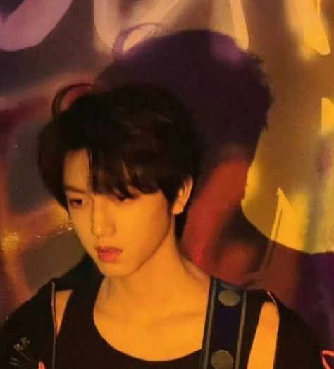 张桂源在春晚现场开启重庆话小课堂，教杨博文说祝福词，成员们笑到停不下来，氛围超治