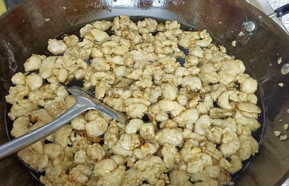 今天婆婆买了好多牛油，花了1小时终于做完了。可是油渣怎么储存呢？是吃还是扔呢？有