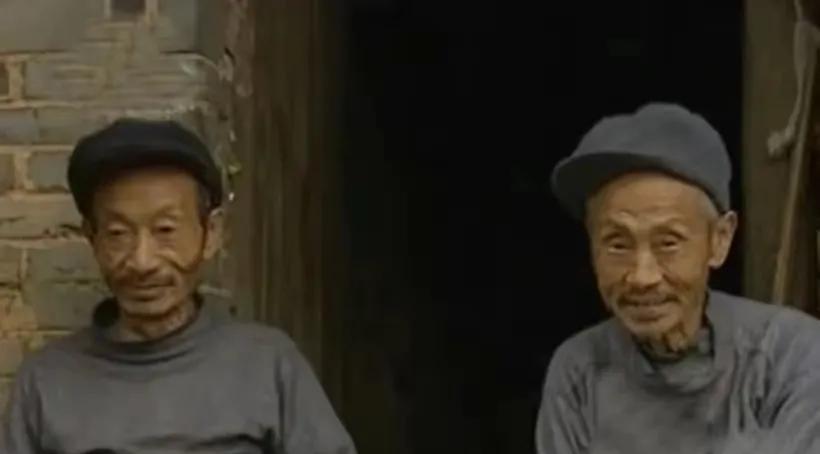 77岁的哥哥，能言善辩，66岁的弟弟，言听计从。相依为命40多年，因为太爱干净而