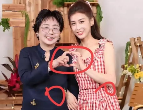 黄圣依妈妈直言：压根不想女儿当大明星。她是报社编辑，丈夫是大学教授，在上海完全有