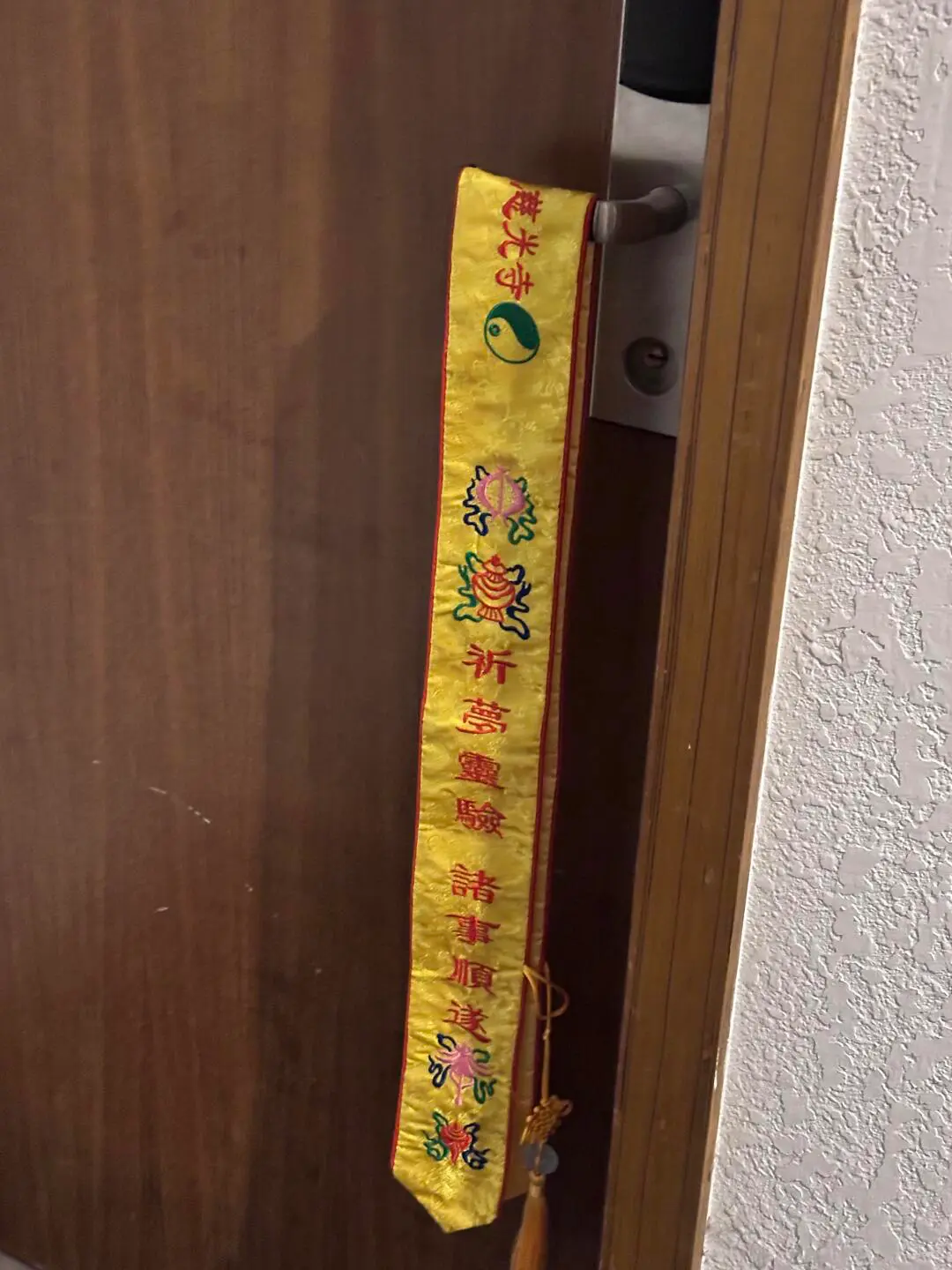 酒店的房间上挂着这个
这间房间是出了什么事吗？实在害怕

